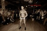 Neo Chippendale face à un public dans une discothèque à Rennes