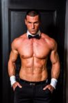 neo chippendale pose en pantalon avec manchette noeud papillon à Rennes 35