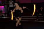 femme blonde fait un spectacle avec bolas de feu à Niort 79