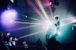 gogo danseuse lumineuse dans une discothèque en Bretagne
