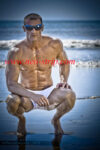 neo stripteaseur pose musclé sur une plage à Angoulême