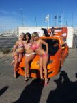 3 filles sexy pose en bikini avec une voiture tuning à Niort 79