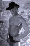 photographie stripteaseur avec chapeau de cowboy à Caen
