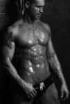 chippendale avec tatouage en slip de bain sous la douche à Le Mans