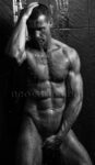 photographie d'un chippendale qui prend une douche à La Roche-sur-Yon